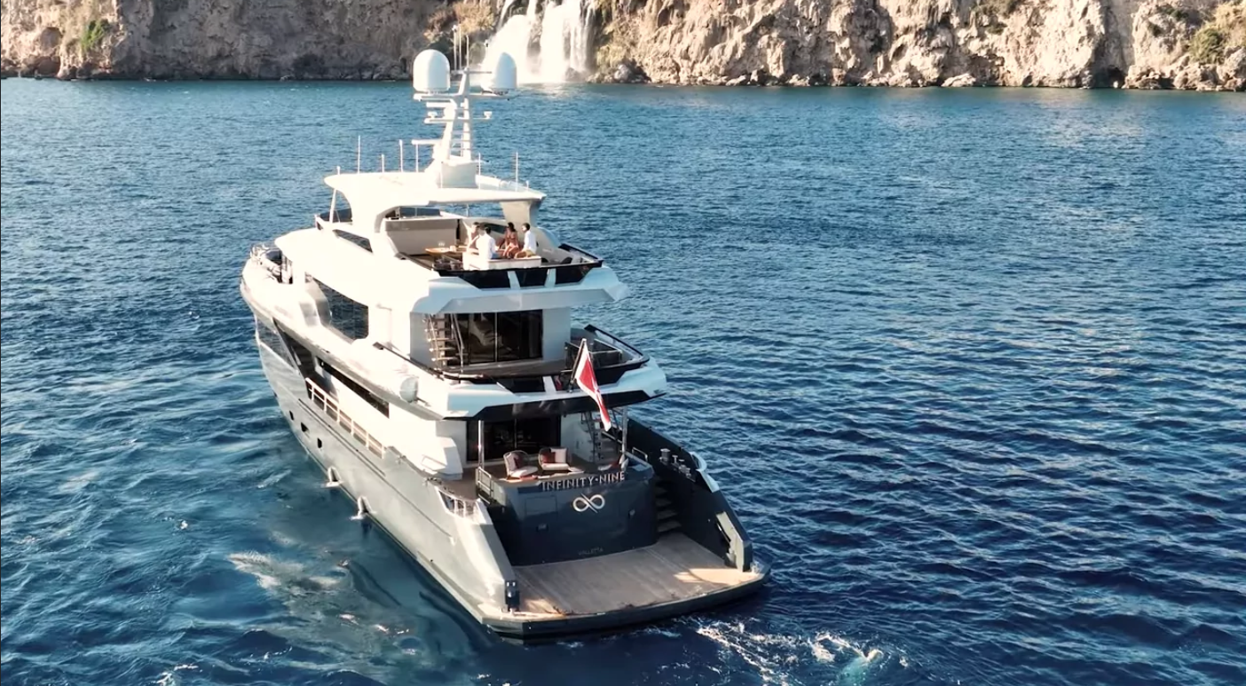 Capture d’écran d’une vidéo de promotion d’Infinity par Ava Yacht.
