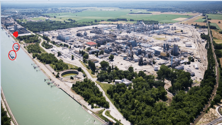 Le bâtiment de stockage de l’ammonitrate de la Coopérative agricole de céréales (CAC) d’Ottmarsheim est située à moins de 30 mètres du grand canal du Rhin.