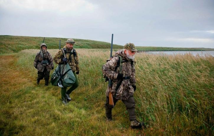 Crédit Hagerty Ryan, source : https://pixnio.com/fr/sport-fr/peche-et-chasse/groupe-le-canard-les-chasseurs-lac