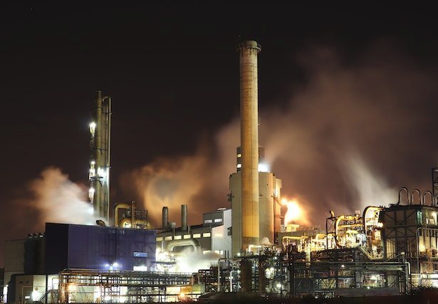 Photo de Loïc Manegarium, issue de Pexer : https://www.pexels.com/fr-fr/photo/batiment-d-usine-marron-et-blanc-pendant-la-nuit-3855962/