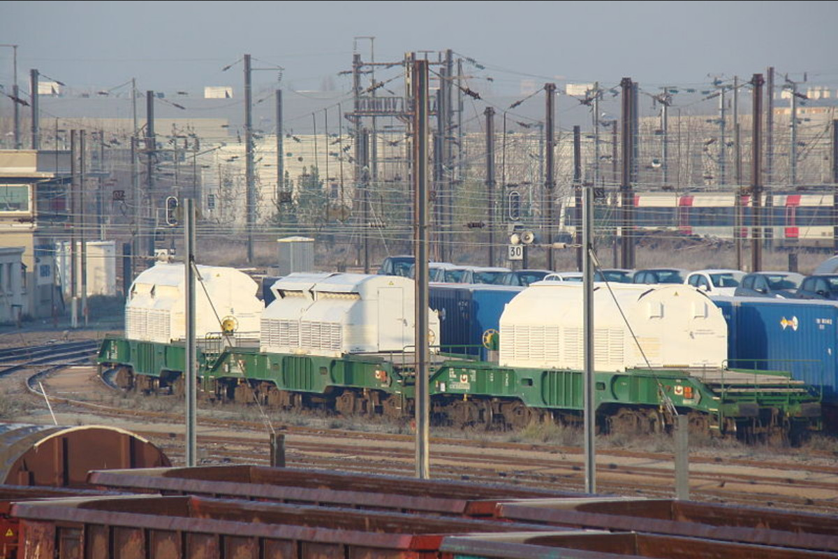 Un convoi Castor à la gare de triage de Drancy-Le Bourget, contenant 6,7 tonnes de combustible nucléaire usagé (principalement de l’uranium), en 2012. Wikimedia Commons/CC BY-SA 3.0/Suaudeau