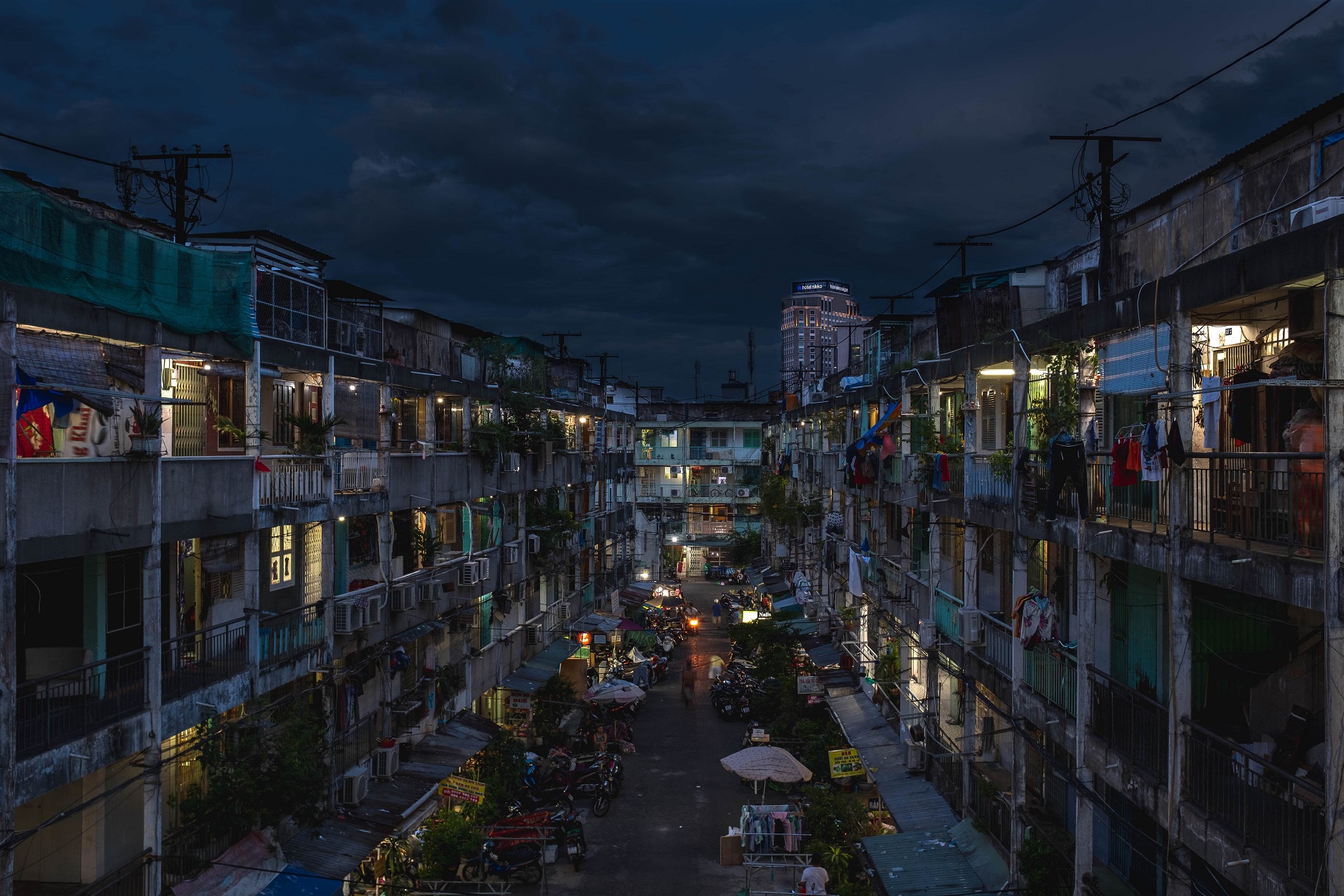 The Colony, Saigon la nuit