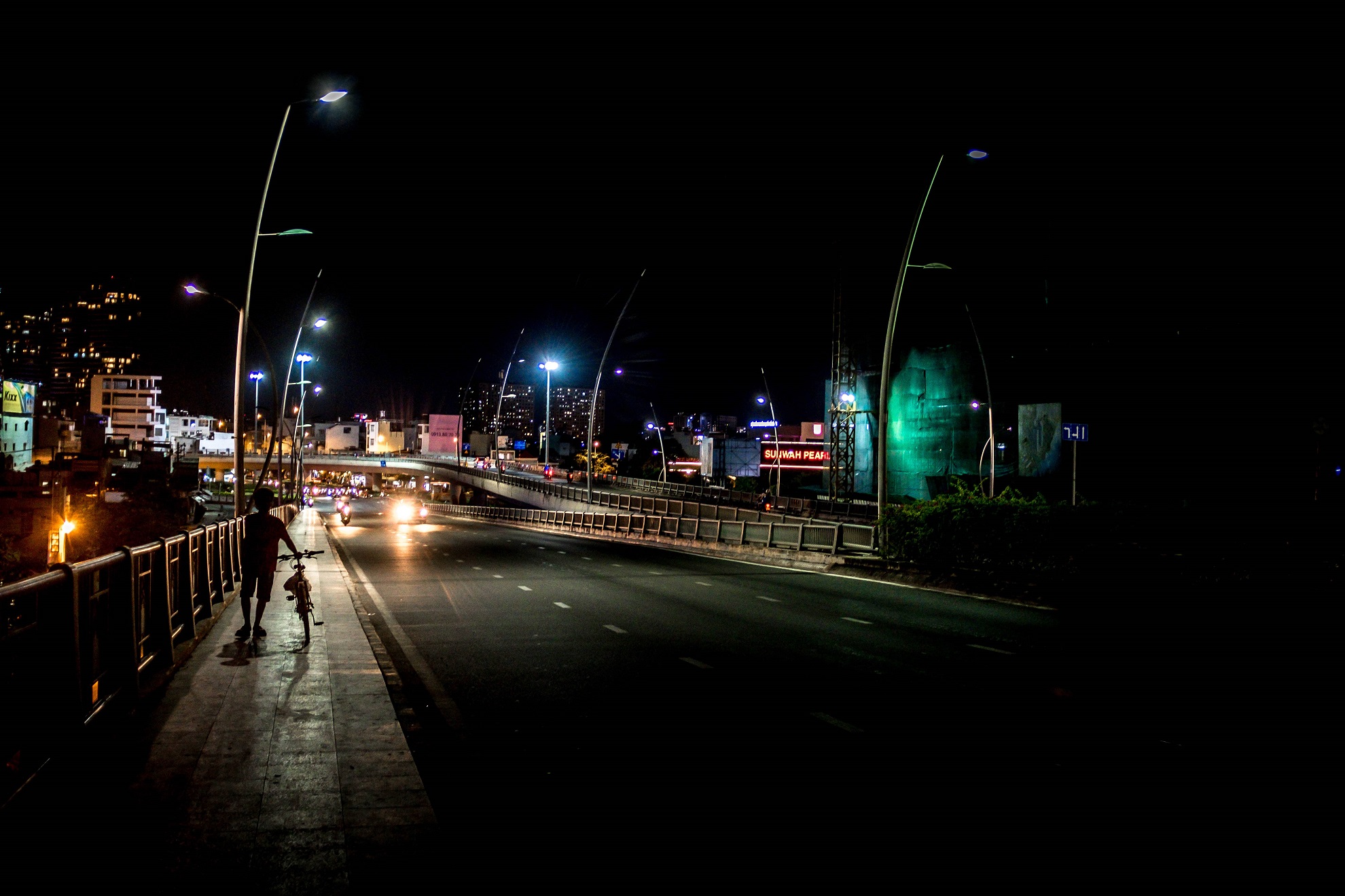 Bord d'autoroute, Saigon la nuit
