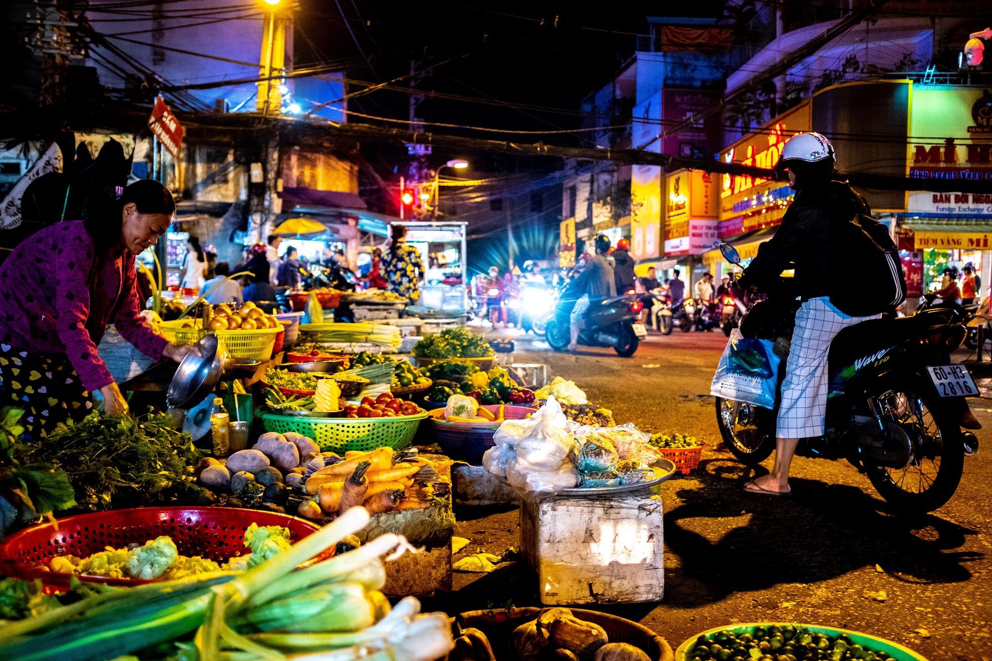 Marchande de légumes - Saigon la nuit
