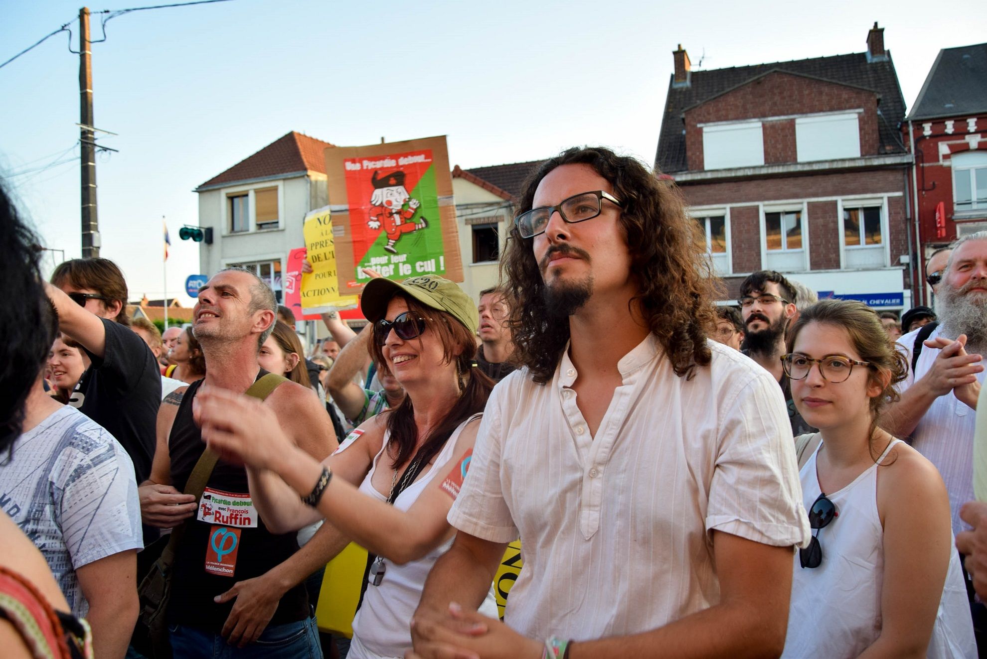 Les militants attentifs au discours de François Ruffin.
