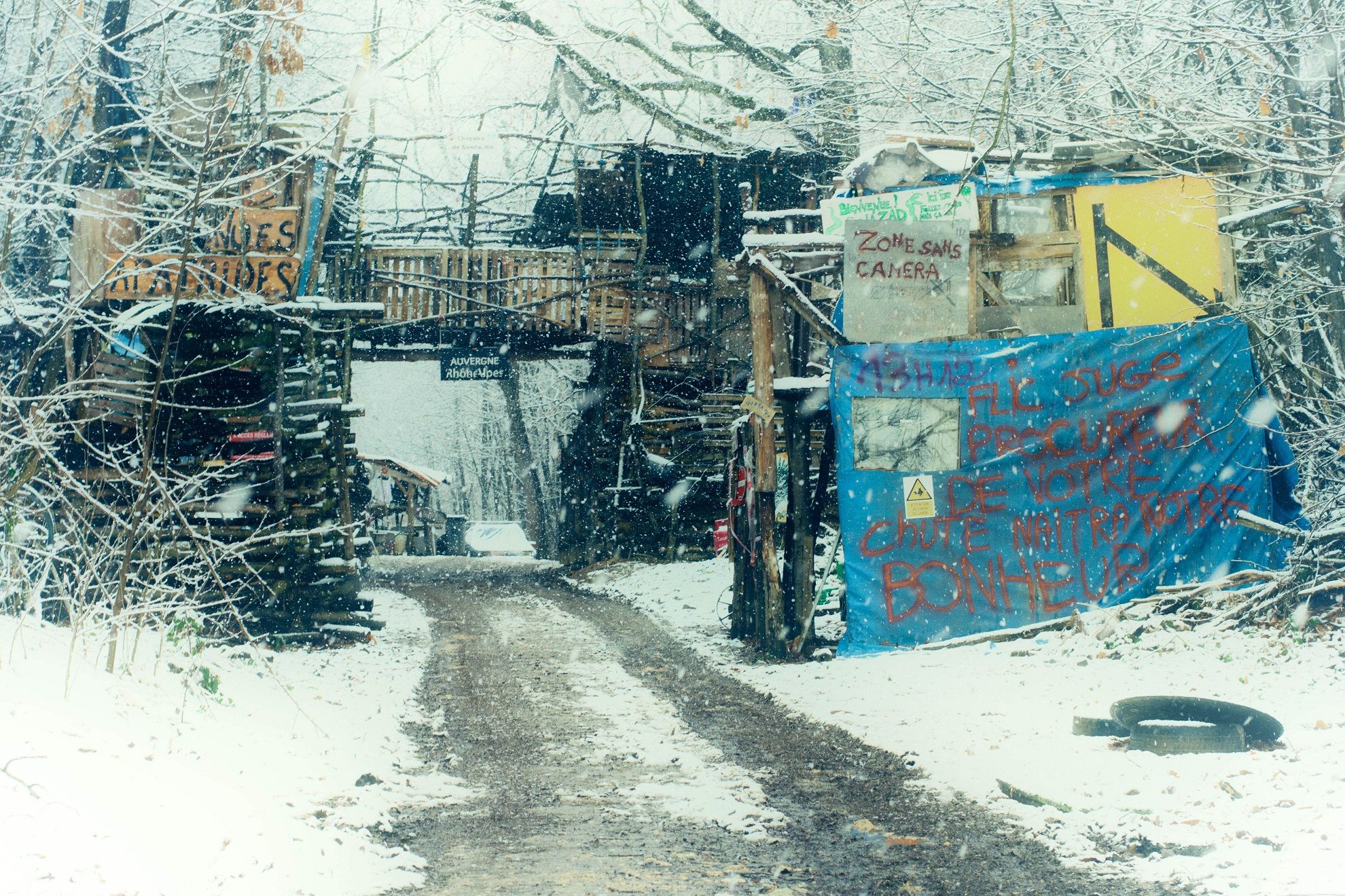 La barricade sud de la Zad de Roybon sous la neige.